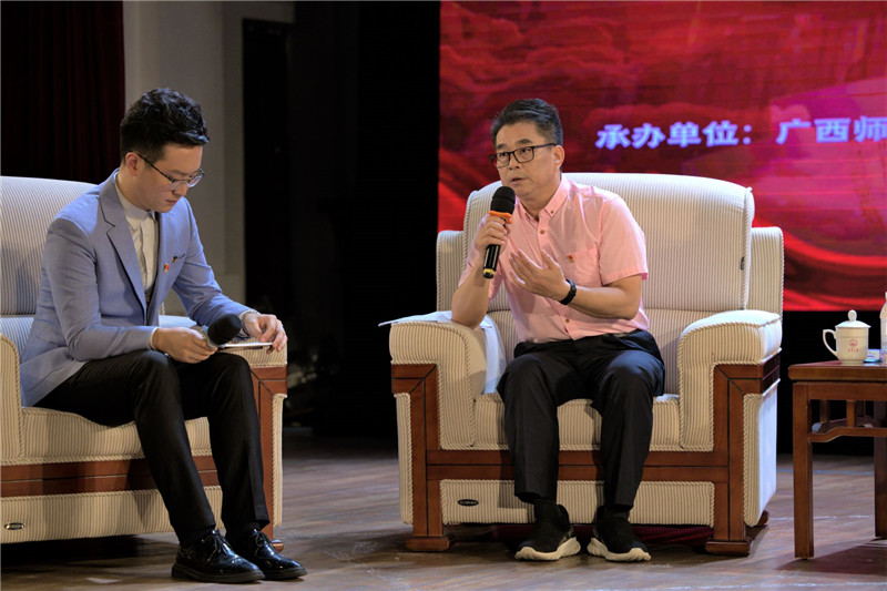 4《新時代的青春之歌黃文秀》的作者，廣西文聯(lián)秘書長兼廣西戲劇家協(xié)會常務(wù)副主席林超俊做分享.jpg