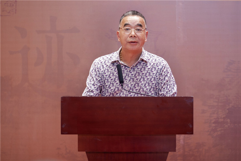 3廣西美術(shù)家協(xié)會(huì)副主席、桂林市美術(shù)家協(xié)會(huì)主席張賢宣讀賀信.jpg