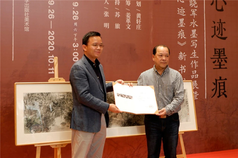 5集團(tuán)公司黨委副書記、總編輯湯文輝代表廣西師范大學(xué)出版社集團(tuán)接受白曉軍先生的藝術(shù)作品捐贈(zèng).jpg