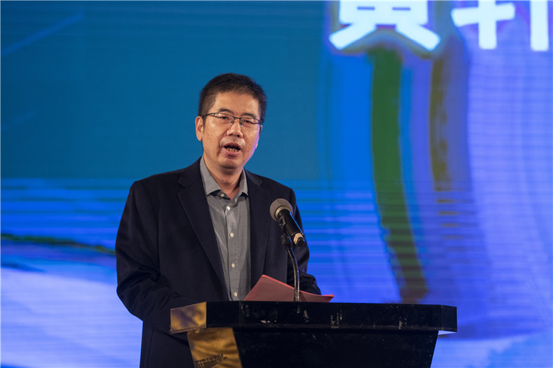 5.廣西師范大學(xué)出版社集團總裁姜革文主持論壇.jpg
