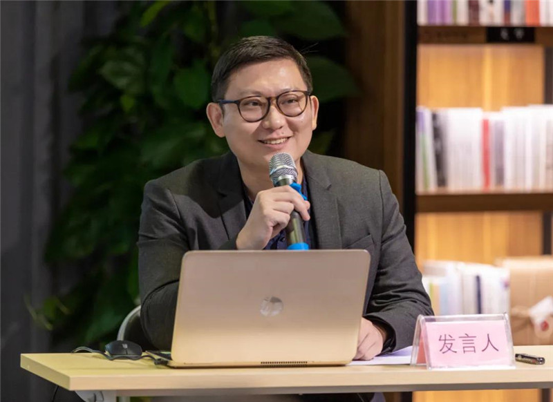 21廣州美術(shù)學(xué)院中國畫學(xué)院嶺南畫派研究中心主任、助理研究員王艾作題為《鷺之意味：陳文希創(chuàng)作中的離散因素——兼談粵籍藝術(shù)家在東南亞地區(qū)的現(xiàn)代主義實(shí)踐》的發(fā)言（黃珊虎 攝）.jpg