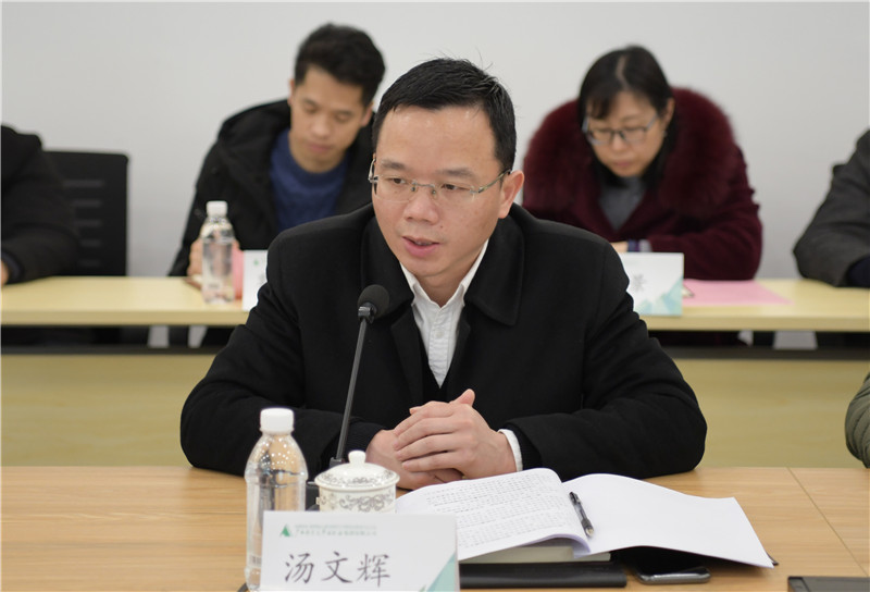集團(tuán)公司黨委副書記、總編輯湯文輝講話.jpg
