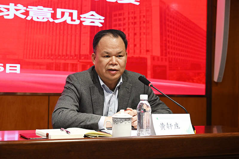 3.出版社集團黨委書記、董事長黃軒莊作表態(tài)講話.JPG