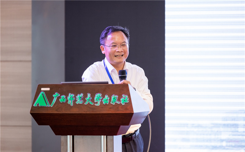 廣西師范大學副校長林春逸教授作題為《新時代大學生勞動教育教材編寫和課程建設的探索》的報告（黃國生攝）.jpg