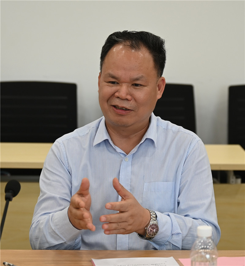 集團(tuán)黨委書記、董事長黃軒莊介紹集團(tuán)公司情況.jpg
