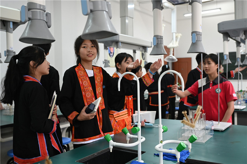 金秀“獨秀班”同學參觀桂電中學實驗室（李顯楊攝）.jpg