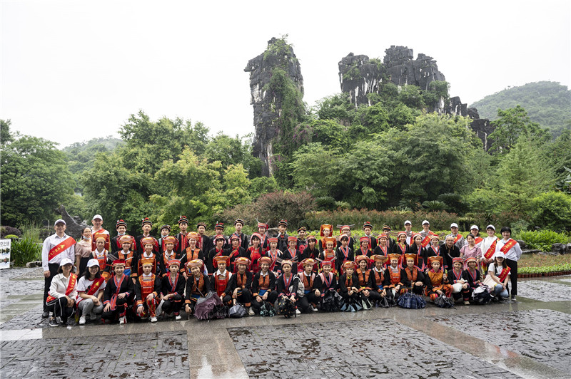 金秀“獨秀班”同學與出版社自愿者在七星景區(qū)（李顯楊攝）.jpg
