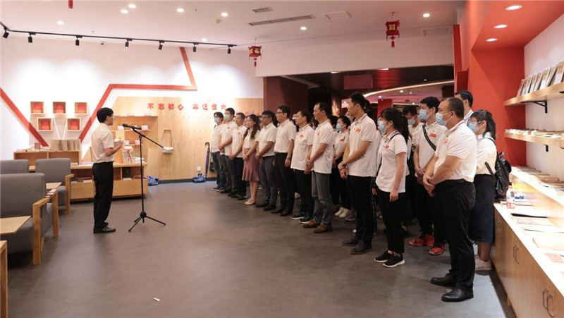 1出版社集團(tuán)黨委委員、副總裁施東毅為大家上黨課.jpg