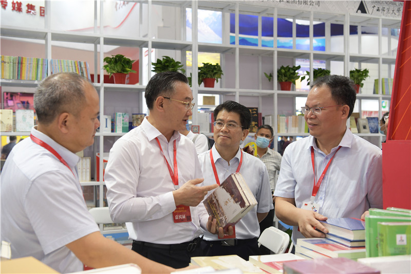 自治區(qū)黨委宣傳部常務(wù)副部長、自治區(qū)新聞出版局（版權(quán)局）局長王曉華到集團公司展位視察.jpg