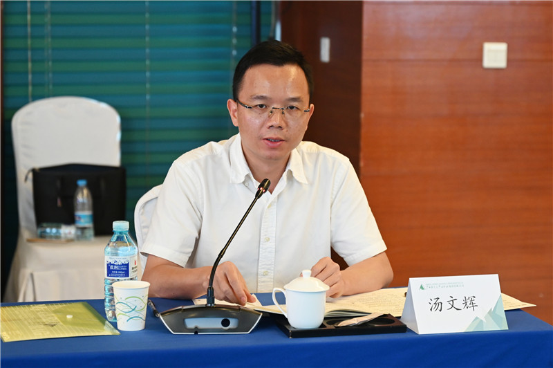 19 廣西師范大學(xué)出版社集團黨委副書記、總編輯湯文輝主持論壇（李顯楊 攝）.jpg