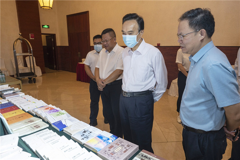 21 領(lǐng)導(dǎo)嘉賓參觀廣西師范大學(xué)出版社主題出版精品書展（李顯楊 攝）.jpg
