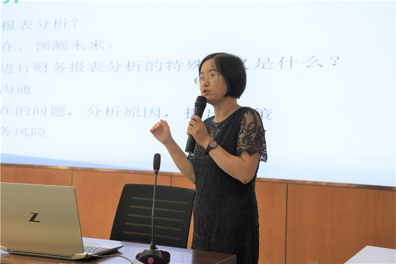 蘇毓敏進行講座.jpg