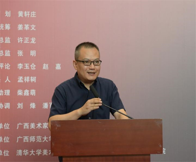 廣西師范大學(xué)出版社美術(shù)館館長(zhǎng)、美術(shù)分社總編輯張明主持開幕式.jpg