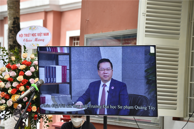 在越南會場，廣西師范大學(xué)校長賀祖斌視頻致辭.png