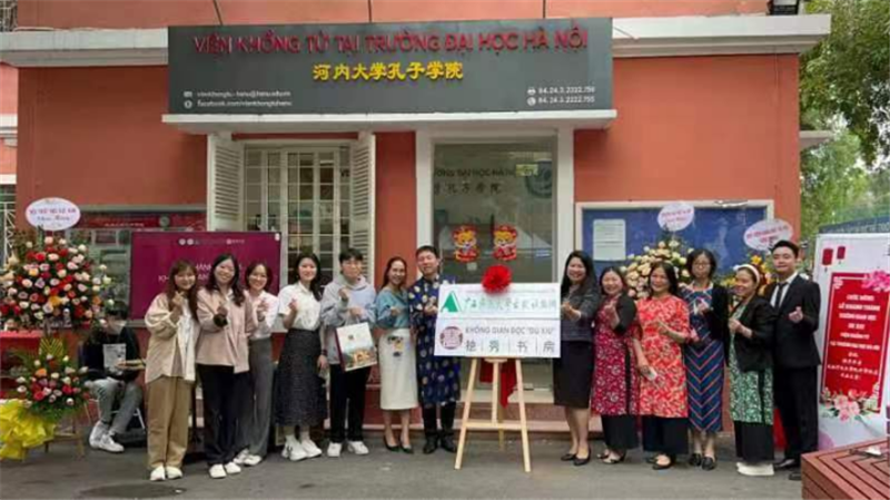獨秀書房·越南河內(nèi)大學(xué)孔院店開放儀式越南會場師生合影.png