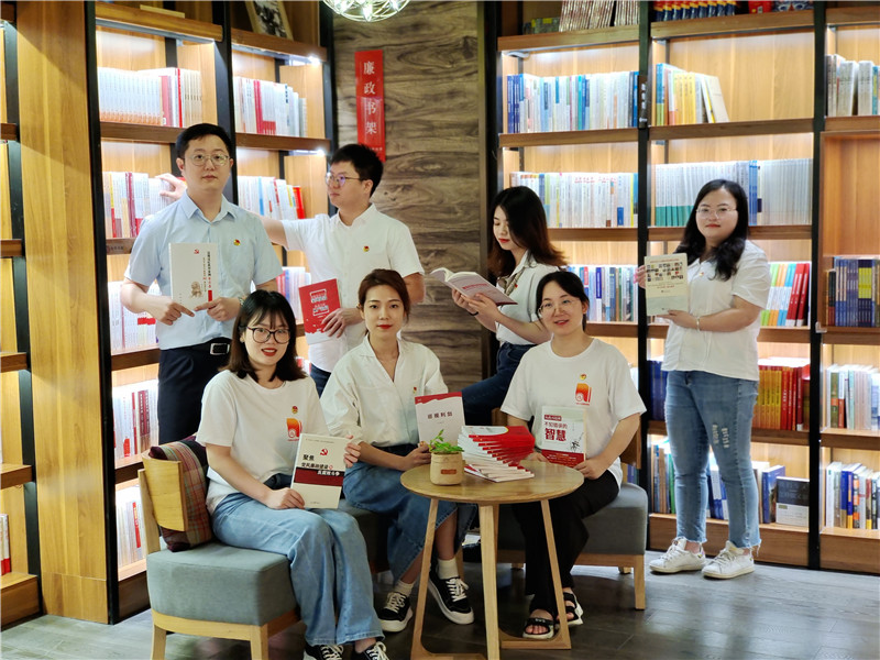 出版社集團(tuán)在桂“十佳青年”.jpg