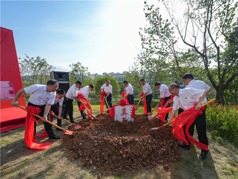福泉市領(lǐng)導(dǎo)、廣西師大領(lǐng)導(dǎo)、廣西師大出版社領(lǐng)導(dǎo)等嘉賓為獨秀書房·福泉店培土奠基.jpg