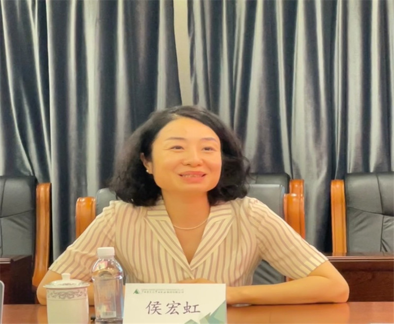 四川大學出版社社長侯宏虹發(fā)言 李天皓 攝.jpg