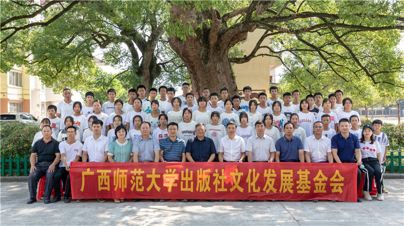 領導及嘉賓與“獨秀班”同學合影（黃珊虎 攝）.jpg