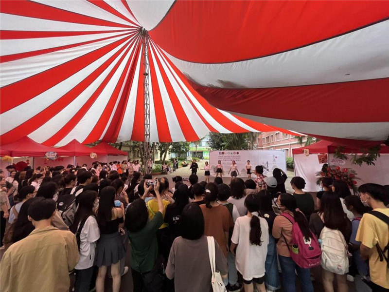 河內(nèi)大學(xué)的同學(xué)們積極參與中國文化體驗(yàn)活動.jpg