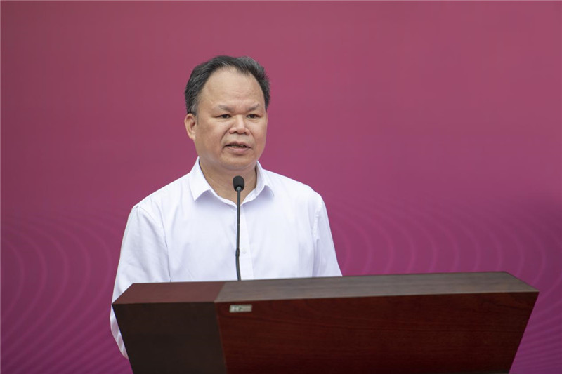 廣西師范大學(xué)出版社集團(tuán)黨委書記、董事長黃軒莊作匯報發(fā)言.jpg