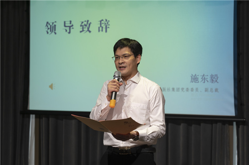 廣西師范大學(xué)出版社集團(tuán)黨委委員、副總裁施東毅為與會(huì)來賓介紹廣西師大社在文化服務(wù)、閱讀推廣方面的成果（攝：李顯楊）.jpg