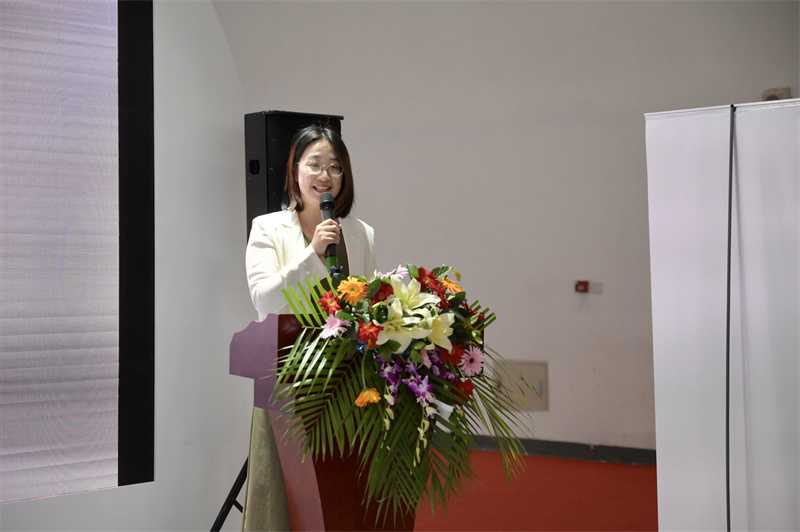 推薦會現(xiàn)場，張笑塵女士介紹藝術(shù)之橋空間情況.jpg