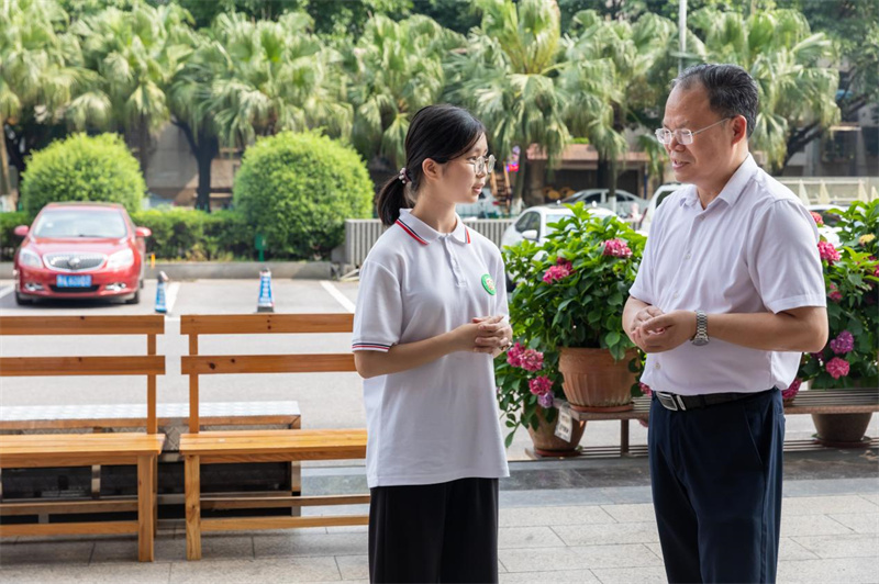 黃軒莊董事長與結(jié)對(duì)子同學(xué)親切交談.jpg