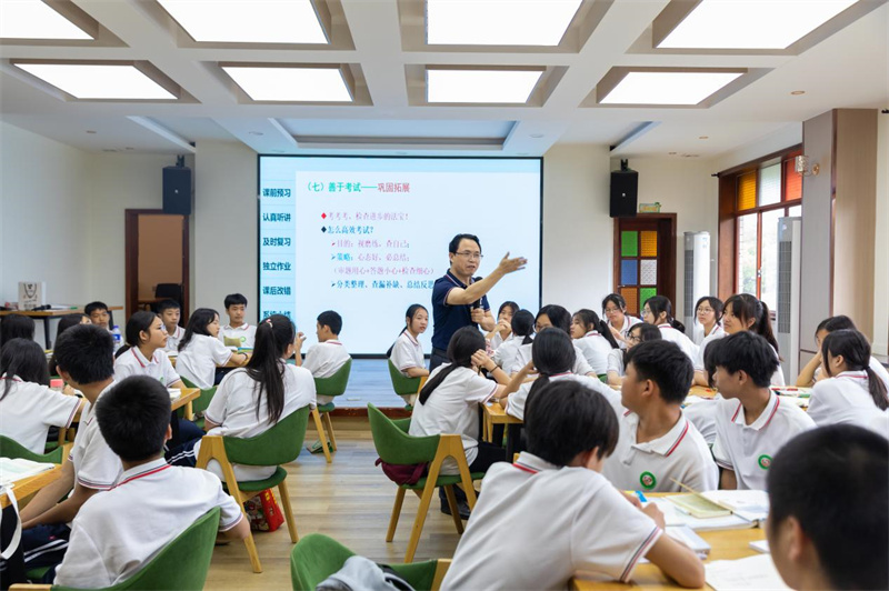 “獨(dú)秀班”同學(xué)在課堂現(xiàn)場.jpg