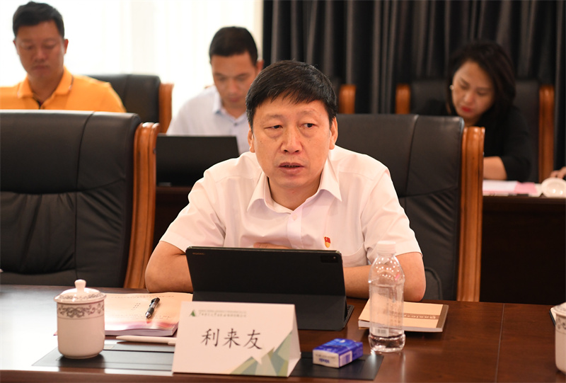 1.自治區(qū)黨委宣傳部副部長(zhǎng)利來(lái)友講話 李顯楊攝.jpg