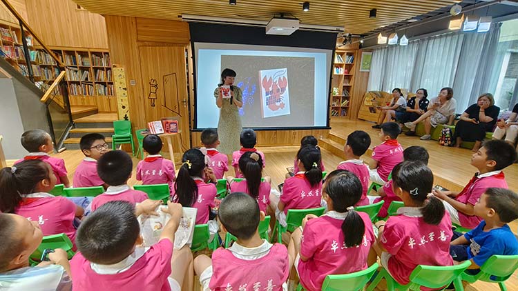 編輯段周薇給同學們分享圖書《鰲蝦，快跑！》 蔣琦莉攝.jpg