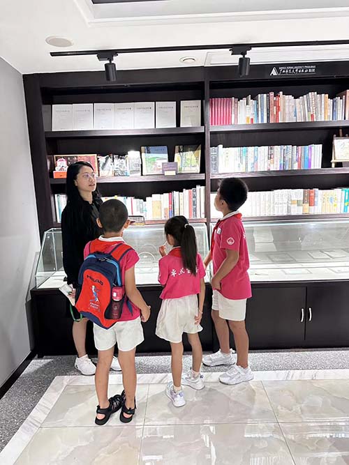 趙崢同志給同學們介紹社史館  肖湘攝.jpg