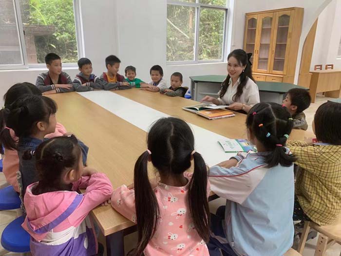 陳詩(shī)藝同志給孩子們講故事.jpg