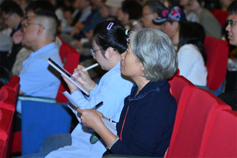 論壇現(xiàn)場，認(rèn)真做筆記的讀者.jpg