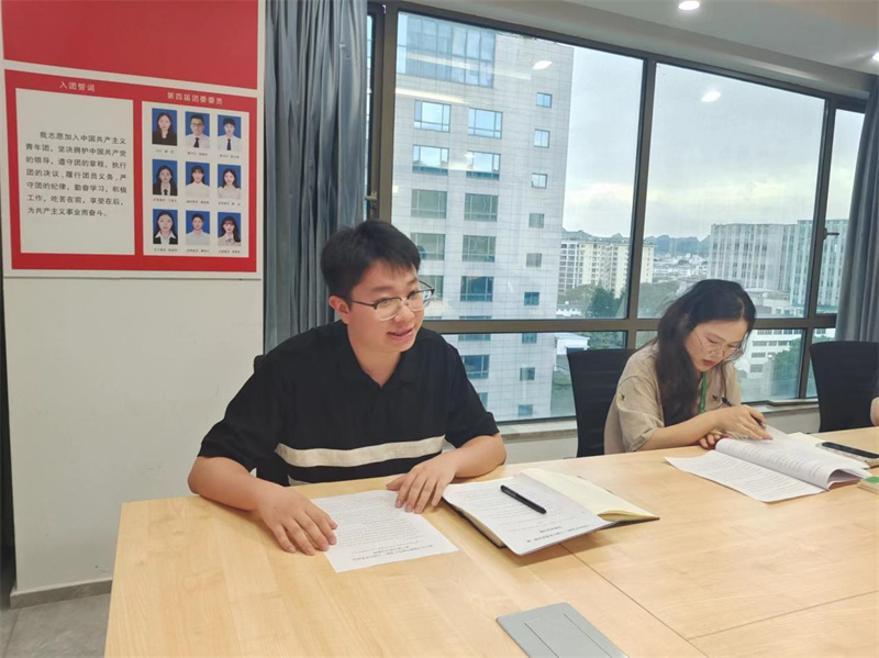 團(tuán)委副書記熊文楷領(lǐng)學(xué)《中國共產(chǎn)黨第二十屆中央委員會第三次全體會議公報》.jpg