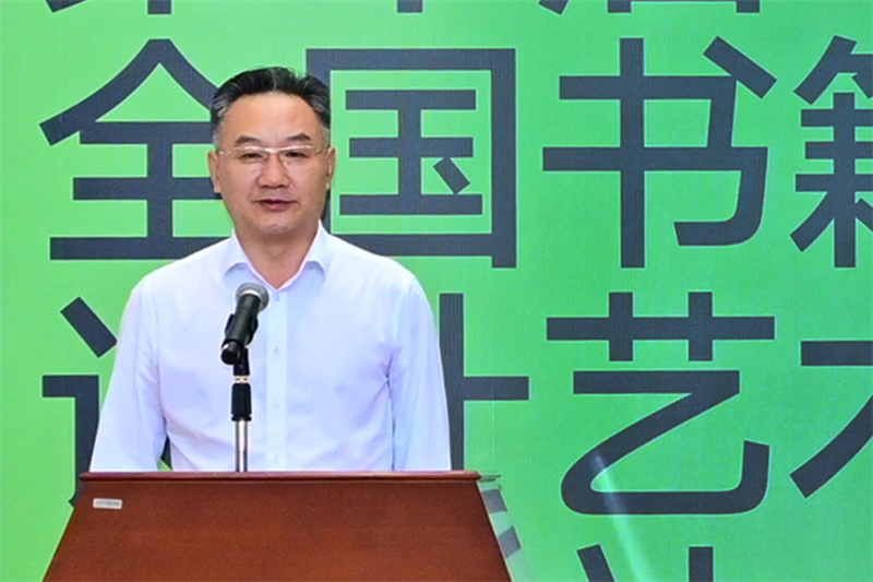 廣西壯族自治區(qū)黨委宣傳部副部長(zhǎng)、廣西壯族自治區(qū)新聞出版局（自治區(qū)版權(quán)局）局長(zhǎng)王曉華宣布展覽開幕.jpg