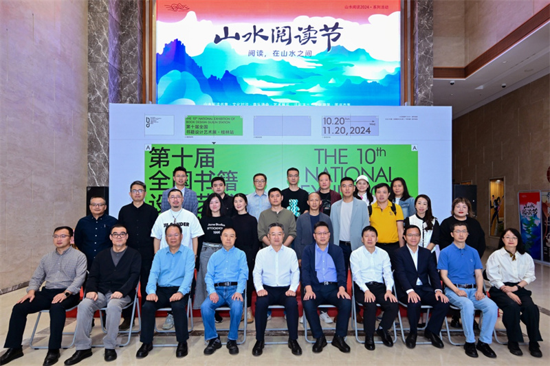 出席展覽開幕式的領(lǐng)導(dǎo)、嘉賓合影.jpg
