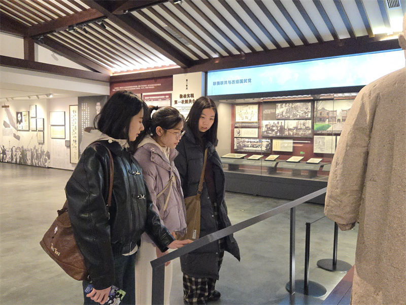1.團委干部在中山陵孫中山紀念館參觀學習.jpg