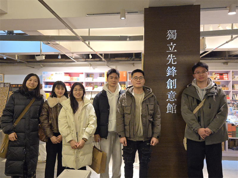 3.團委干部在先鋒書店“獨立先鋒創(chuàng)意館”區(qū)域調研合影.jpg