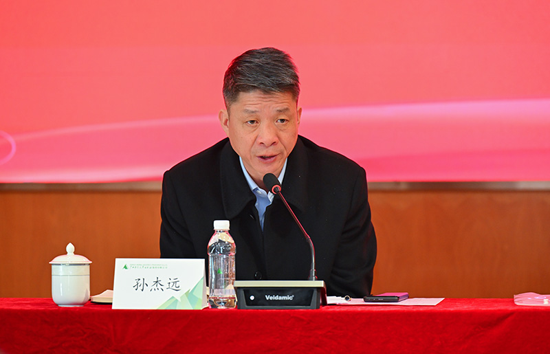 4.校黨委副書記、校長，校出版編審委員會(huì)主任委員孫杰遠(yuǎn)主持會(huì)議.jpg