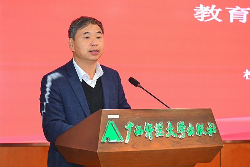 5.校黨委常委、副校長黃文韜代表教育組作總結(jié)發(fā)言.jpg