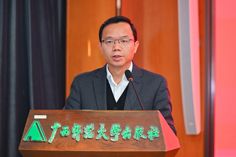 8.出版社集團(tuán)黨委副書記、總編輯湯文輝匯報(bào)集團(tuán)公司2024年選題工作總結(jié)及2025年度選題計(jì)劃.jpg