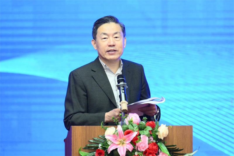 中國新聞出版研究院原副院長、第六屆中國書刊發(fā)行業(yè)協(xié)會副理事長、中華出版促進(jìn)會國際工委學(xué)術(shù)委員會主任委員范軍主持開幕式.jpg
