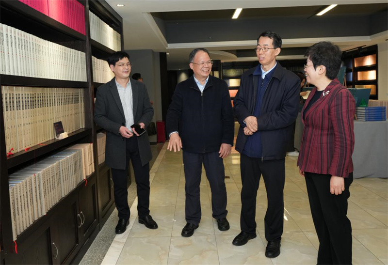 季正聚一行聽取集團公司發(fā)展情況匯報 何平江 攝.jpg