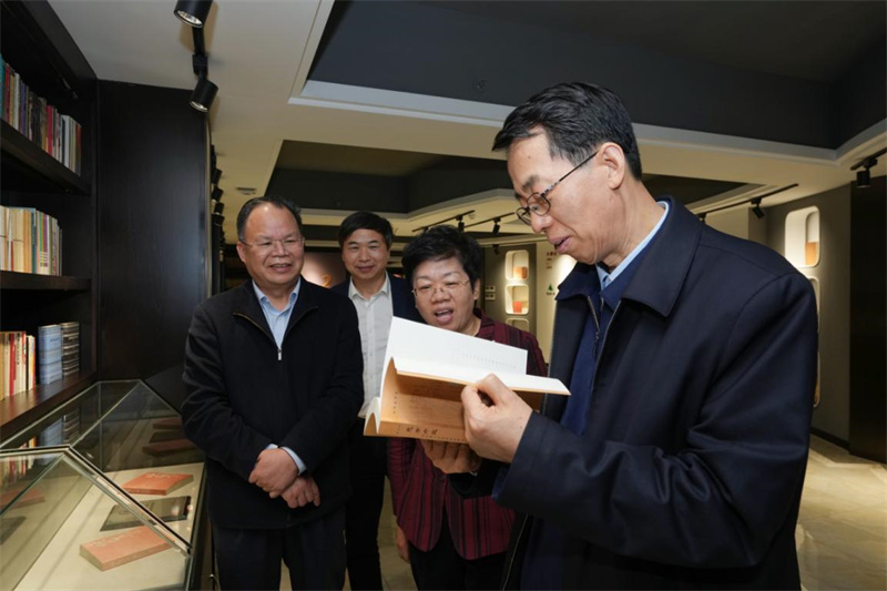 季正聚翻閱集團公司出版的代表性圖書 何平江 攝.jpg