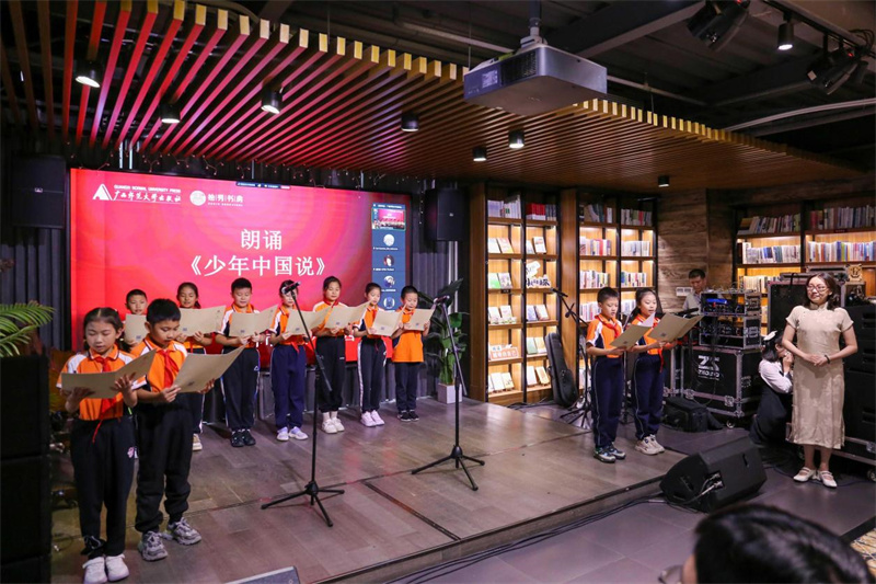 桂林市樂(lè)群小學(xué)的同學(xué)們朗誦《少年中國(guó)說(shuō)》.jpg