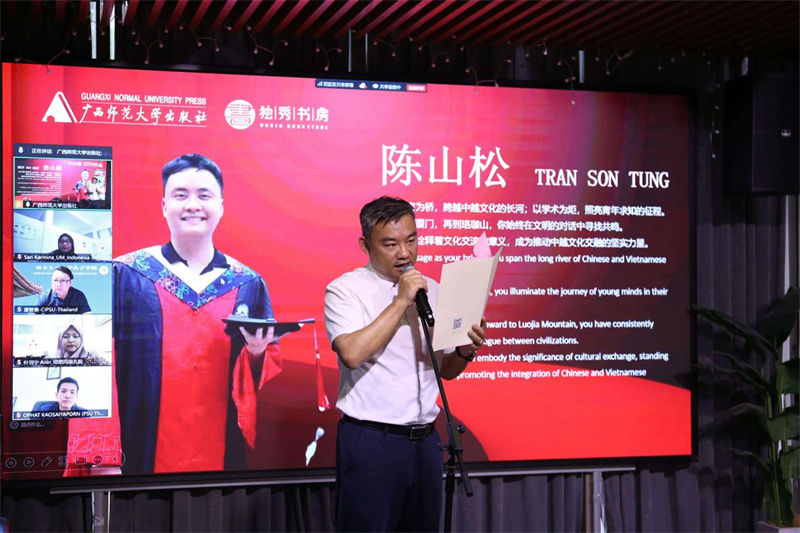 容罡宣讀第三批閱讀導(dǎo)師聘辭.jpg