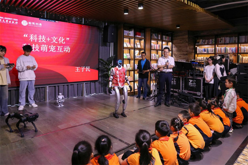 獨(dú)秀書(shū)房第三批閱讀導(dǎo)師王子民及團(tuán)隊(duì)帶來(lái)智能機(jī)器人、機(jī)器狗與觀眾趣味互動(dòng).jpg
