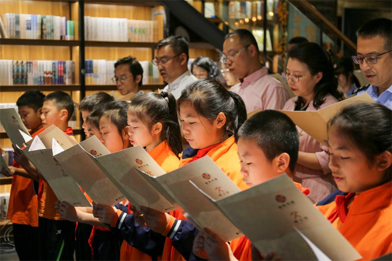 嘉賓代表、閱讀導(dǎo)師與現(xiàn)場(chǎng)觀眾共同參與經(jīng)典共讀.jpg
