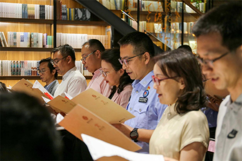 嘉賓代表、閱讀導(dǎo)師與現(xiàn)場(chǎng)觀眾共同參與經(jīng)典共讀(1).jpg